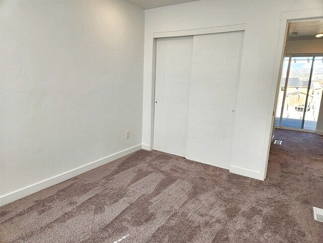 Building Photo - Like New Townhome in Silver Creek Village ...