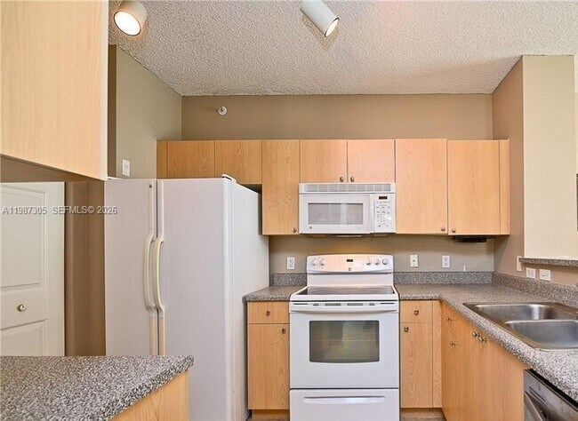 Foto del edificio - 8000 N Nob Hill Rd