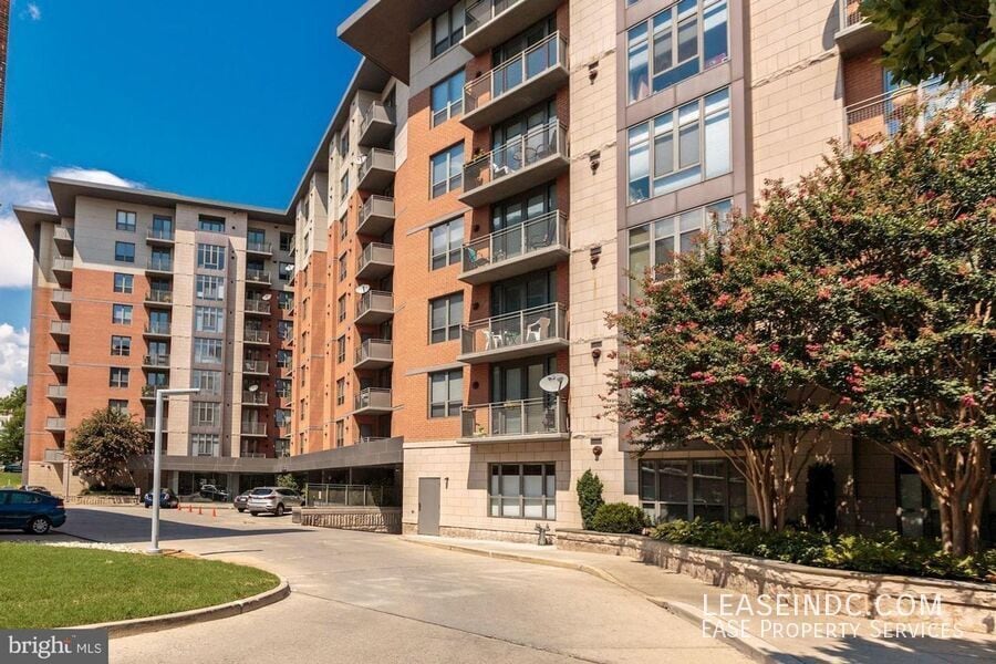 Foto principal - 3883 Connecticut Ave NW