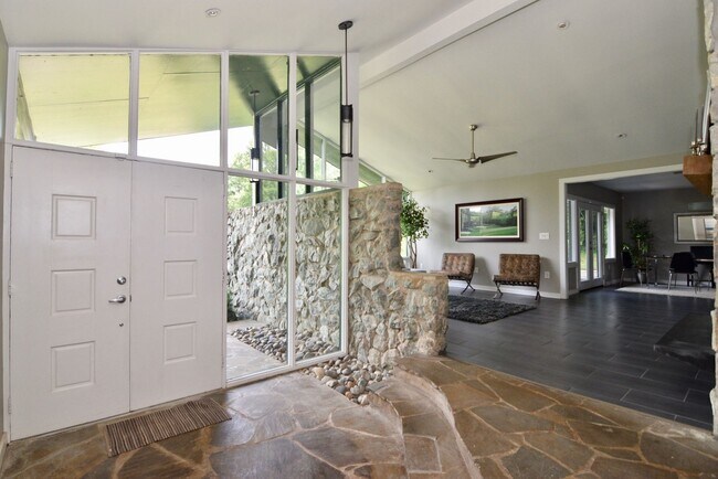 Building Photo - $3,700 - Striking 8 bed/4 bath house for r...