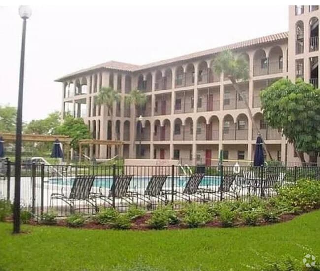 Building Photo - 6100 Gulfport Blvd S