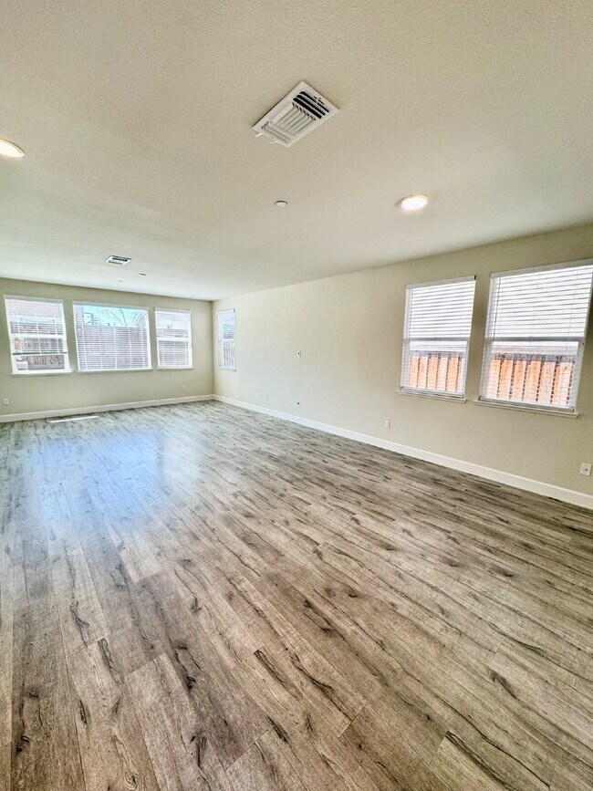 Foto del edificio - Freshly Painted 4 Bedroom Home with 3-Car Garage in Brentwood