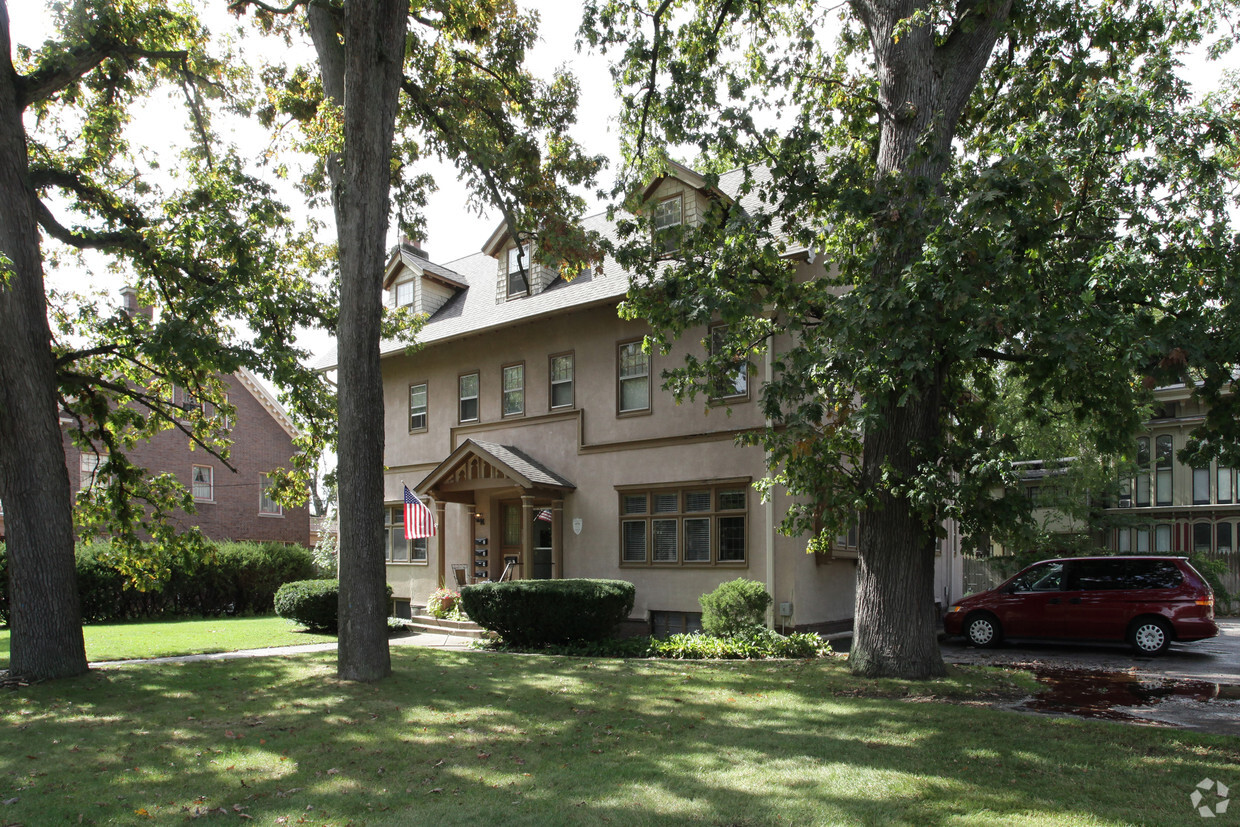 Building Photo - 219 College Ave