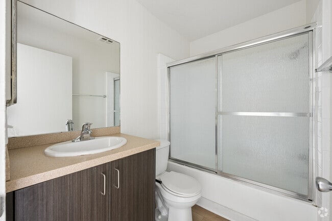 1 dormitorio, 2 baños - unidad 203-650 pies cuadrados - Baño principal - Mardette Apartments