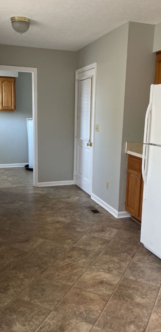 Building Photo - Spacious ranch style 2 bedroom, 2 bath wit...