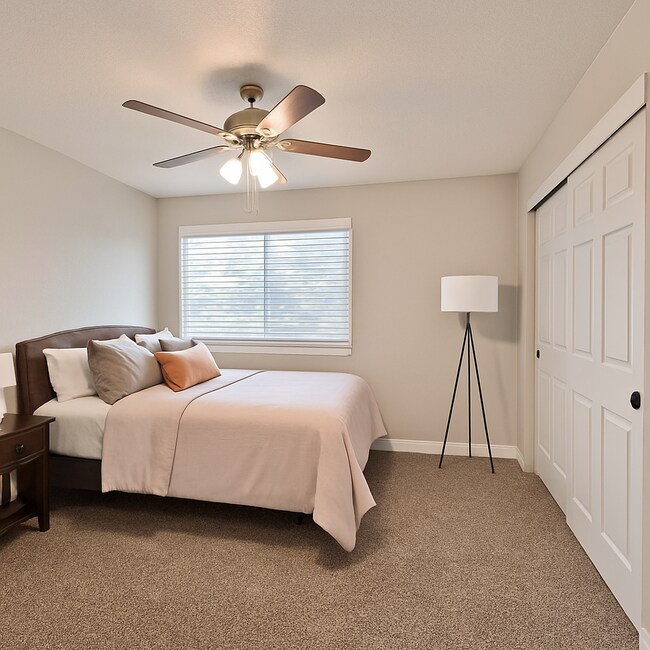 Guest room (Queen) - 12400 E Cornell Ave