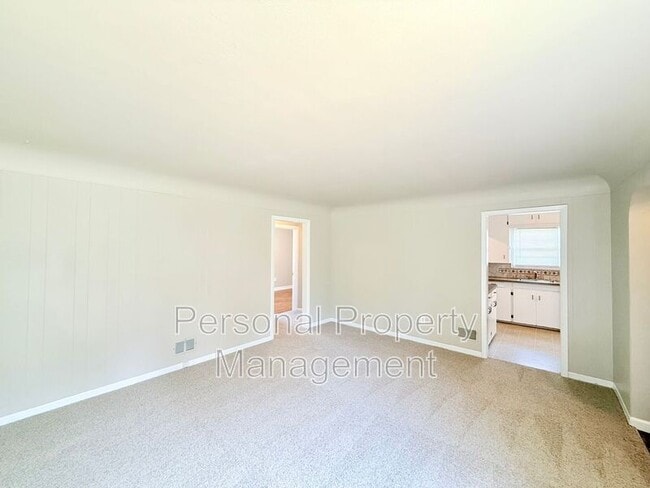 Building Photo - 506 W 39th St