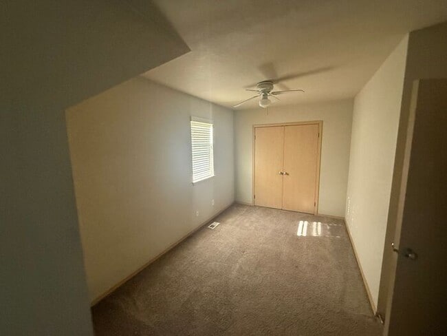 Building Photo - Cute 3 Bedroom 3 Story in "Village Commons"!!