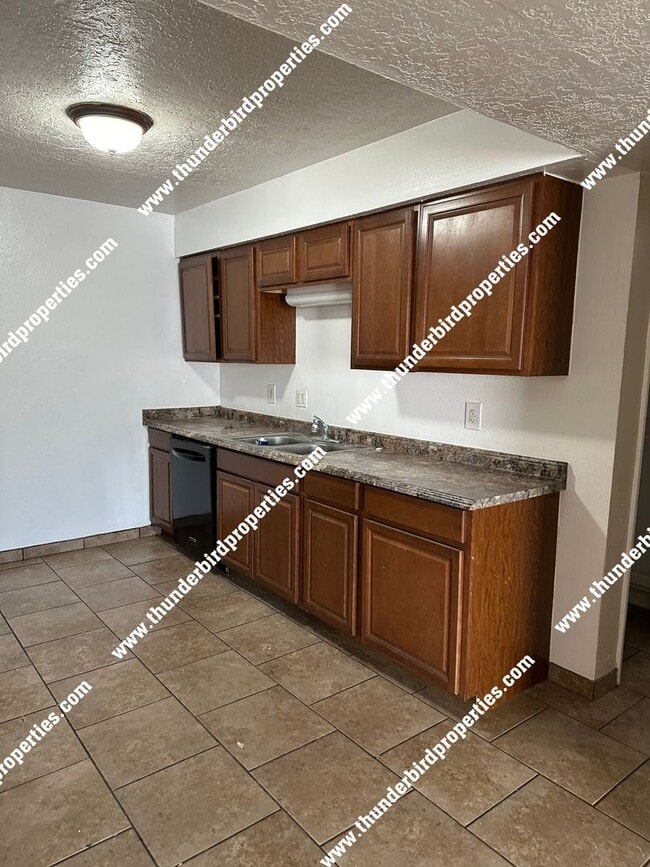 Building Photo - Great NE 3 bedroom- MOVE IN SPECIAL!! $250...