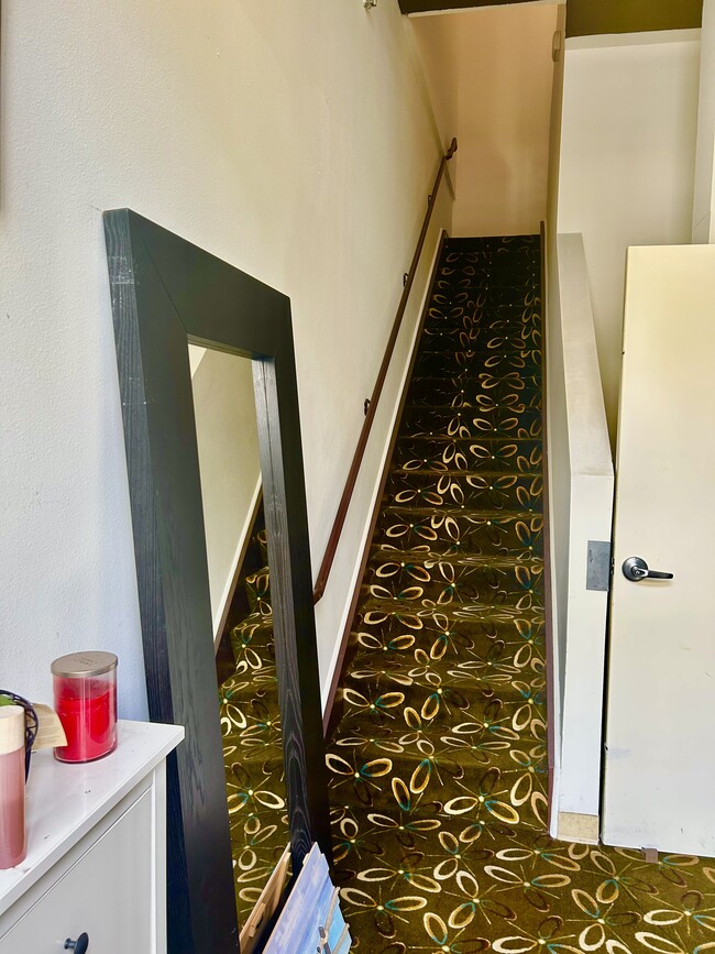 Building Photo - 300 E 4th St