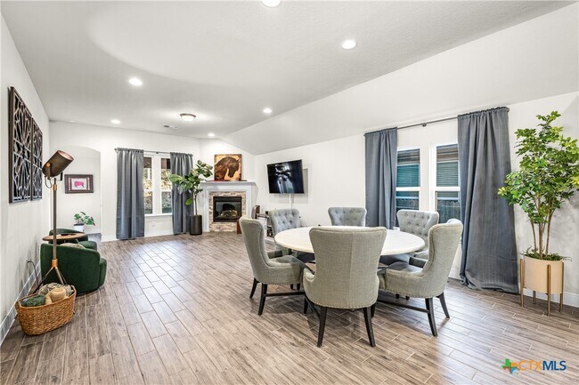 Foto del edificio - 2263 Bluewood St