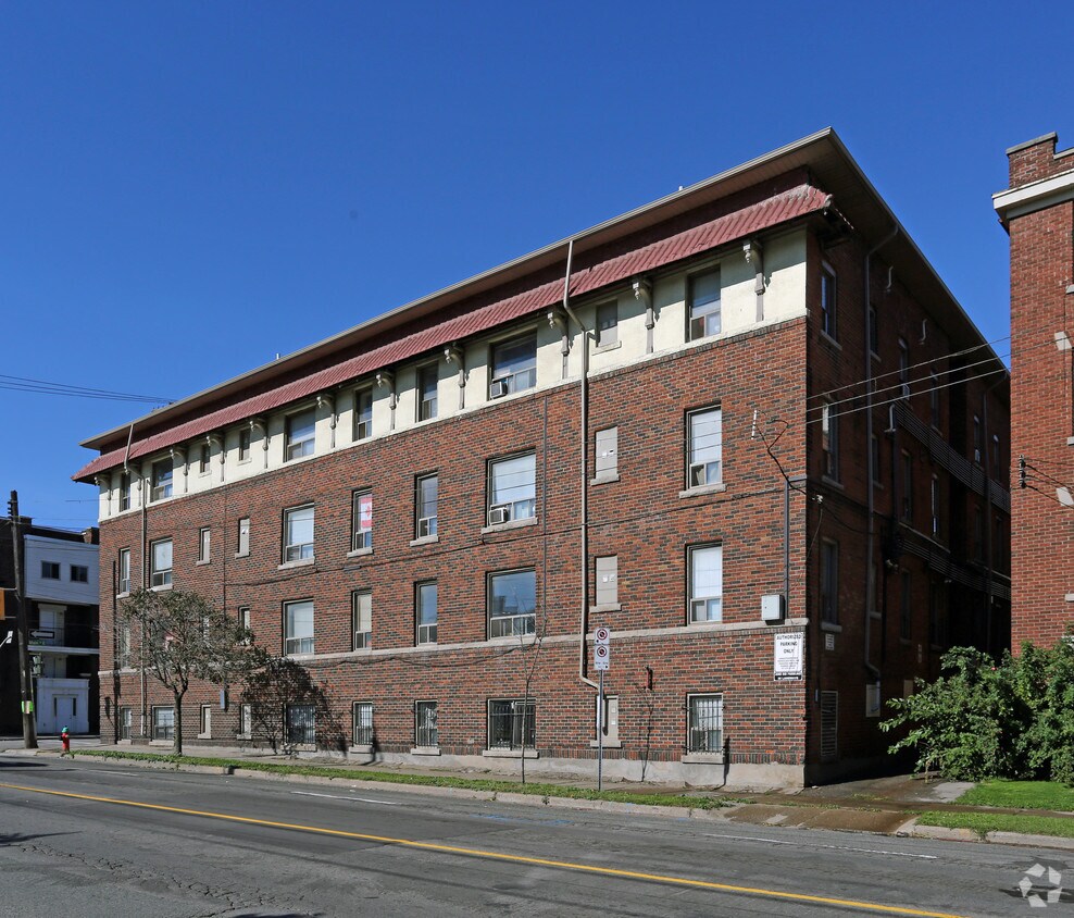 Building Photo - 715 Main St E