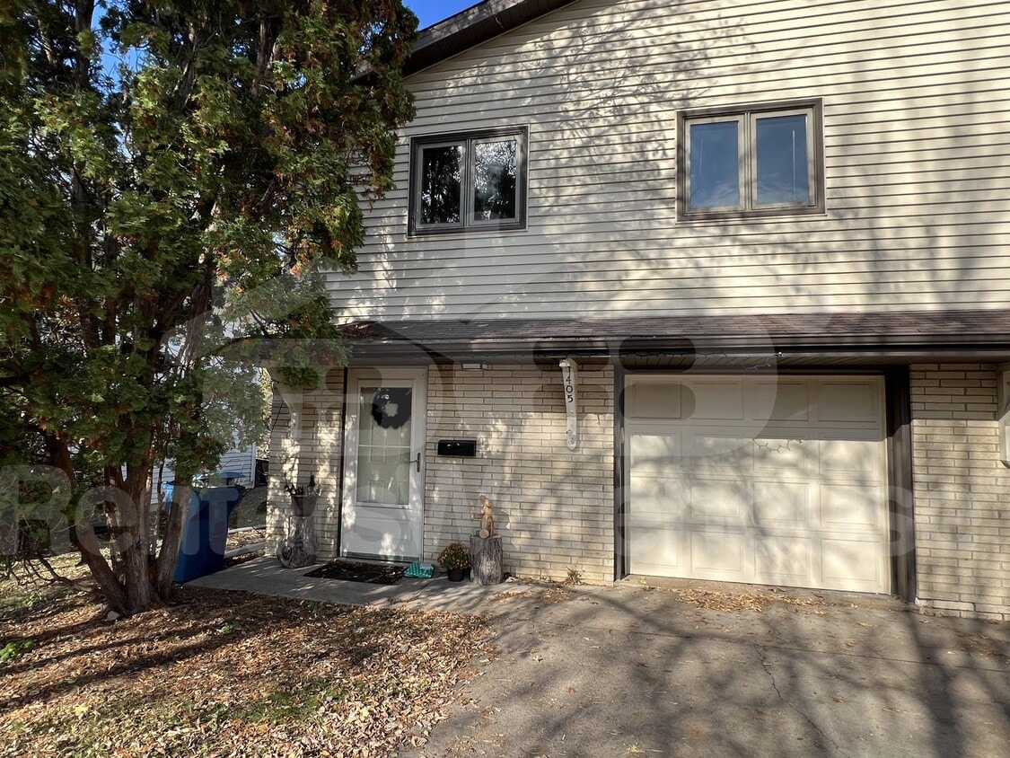 Primary Photo - 405 Monroe Pl