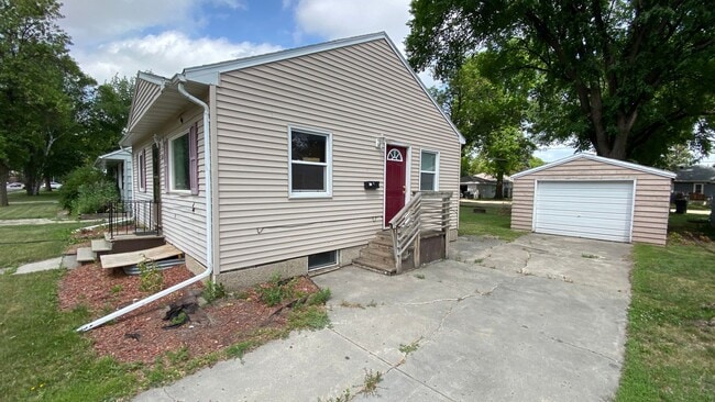 Building Photo - Huge 5 Bed 2 Bath Home for Rent! Great Loc...