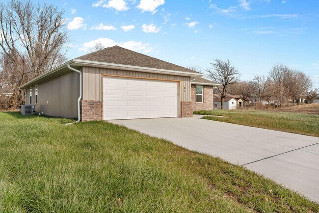 Building Photo - 41 Whitley Ln