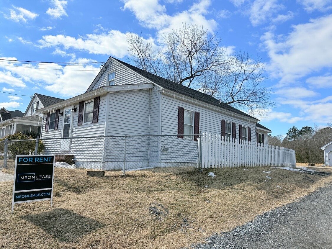 Building Photo - **COMING SOON** 3 Bed 2 Bath Home with Private Driveway Near Downtown Laurel