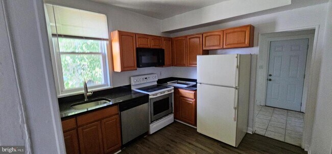 Foto del edificio - 6120 Otis St