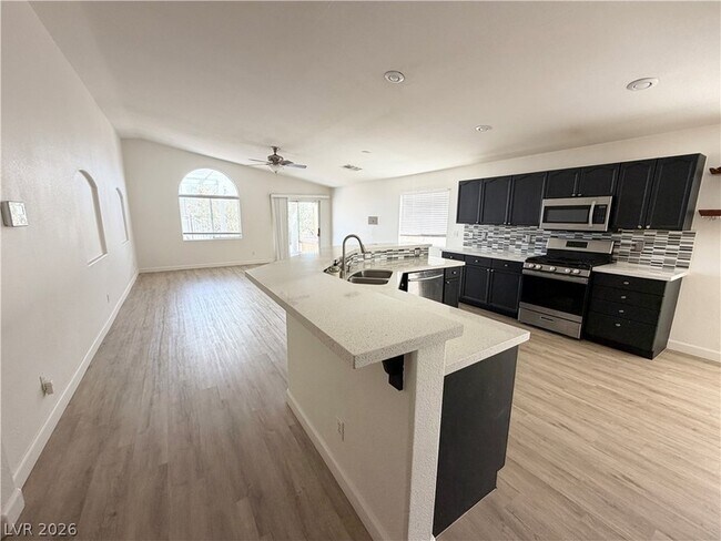 Building Photo - 374 Yacht Ave