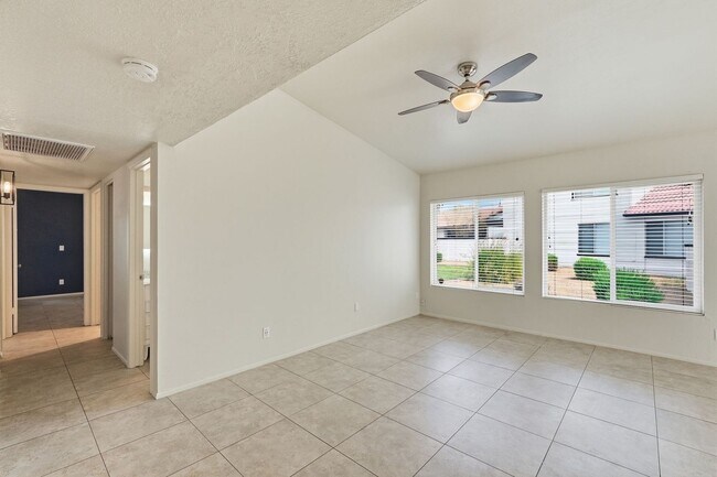 Building Photo - Beautiful townhome in North Phoenix central location