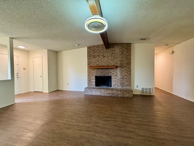 Building Photo - Single Family Home *LEASING SPECIAL AVAILABLE*