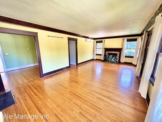 Building Photo - 2 br, 2 bath House - 2544 E 3rd St