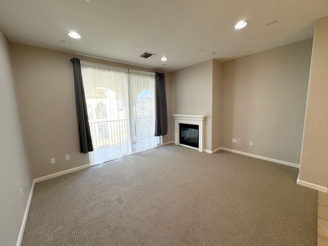 Building Photo - Perfect Shape Luxury Condo in the Terraces...