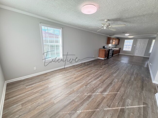 Building Photo - Freshly Updated 2BR Home with Large Yard