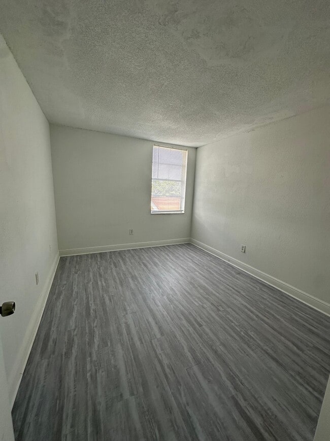 Building Photo - 1825 W 56th St