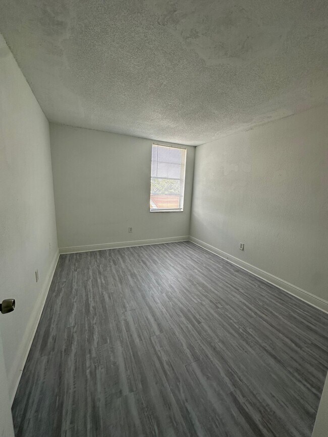 Foto del edificio - 1825 W 56th St