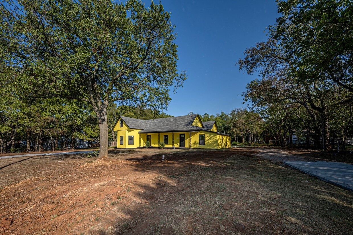 Primary Photo - 731/735 8th Yellow Duplex