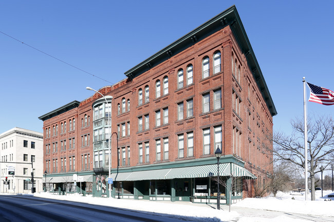 Building Photo - Pequoig House