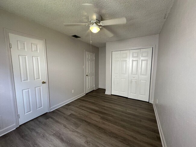 Building Photo - 100 Teal Ln