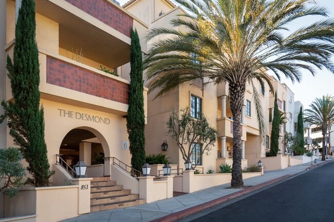 Building Photo - 851 N San Vicente Blvd