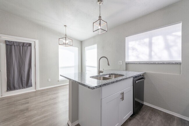 Foto del edificio - Beautifully Updated 3 Bed, 2 Bath Home Ava...