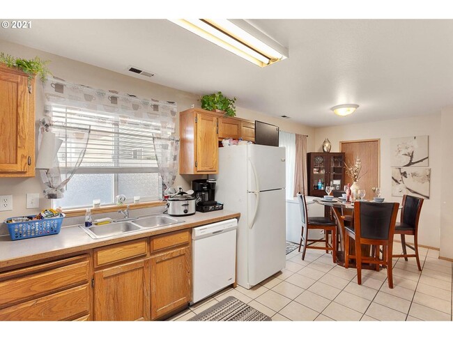 Kitchen/Dinning Room - 7406 SE Henderson St