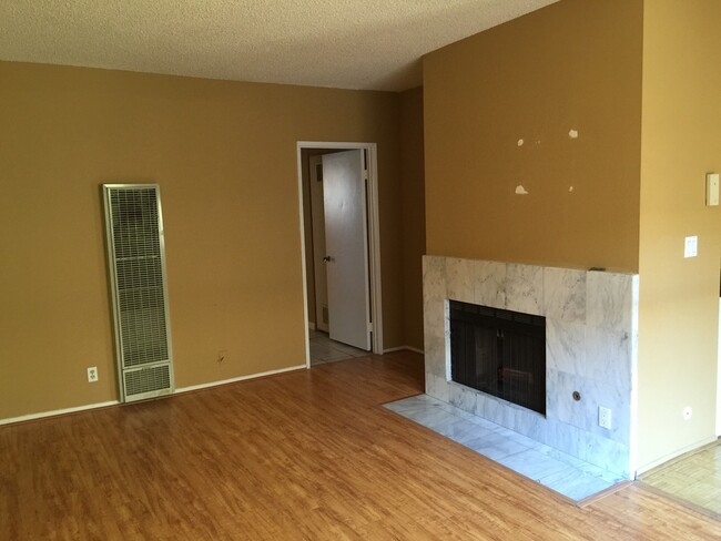 Building Photo - Cozy 2 Bed/2 Bath Condo with In-Unit Washe...