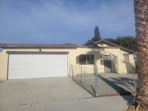 Building Photo - 589 Roja Dr