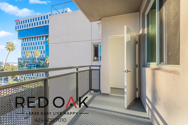 Building Photo - 5837 W Sunset Blvd