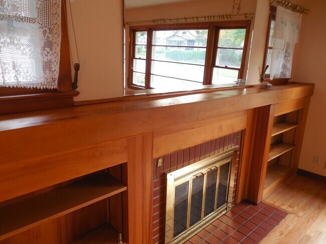 estanterías para libros a ambos lados de la chimenea, diseño de los años 40 - 131 N Rockford Ave