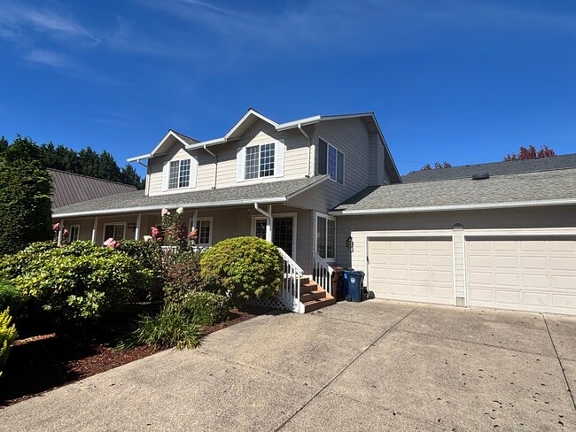 Building Photo - 1150 SE Polk Cir