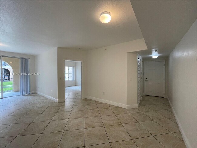 Foto del edificio - 2586 Centergate Dr