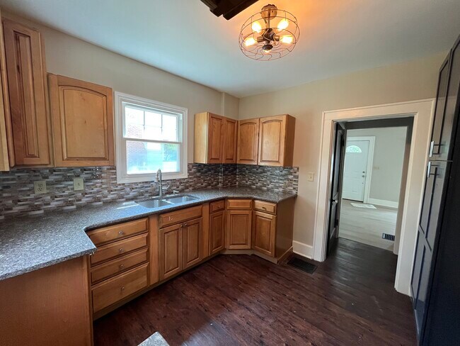 Kitchen with quartz - 26 W Lincoln St