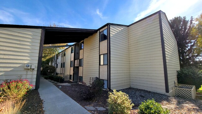 Foto del edificio - 3-bedroom, 2-bath Condo 'On the Green'