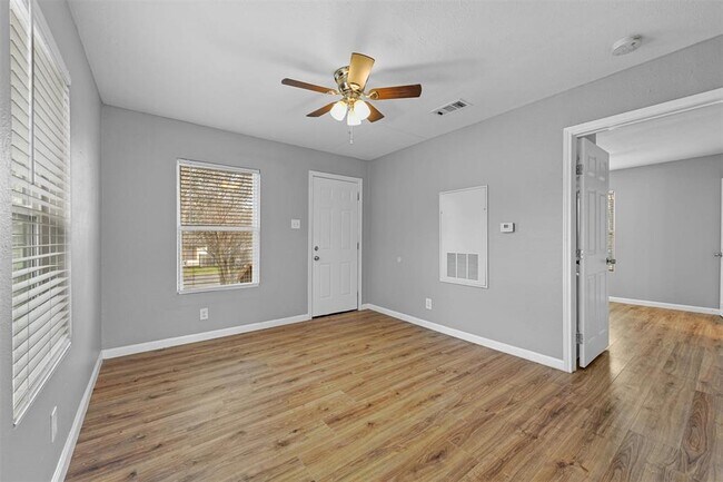 Building Photo - 620 E Gandy St