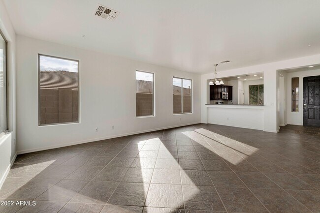 Foto del edificio - 7147 W Desert Mirage Dr