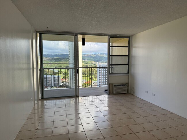 Foto del edificio - Newly Renovated 2 Bedrooms, 2 Full Baths with Parking at Century West