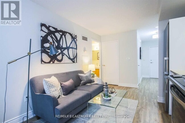 Photo du bâtiment - 705-4k Spadina Ave.