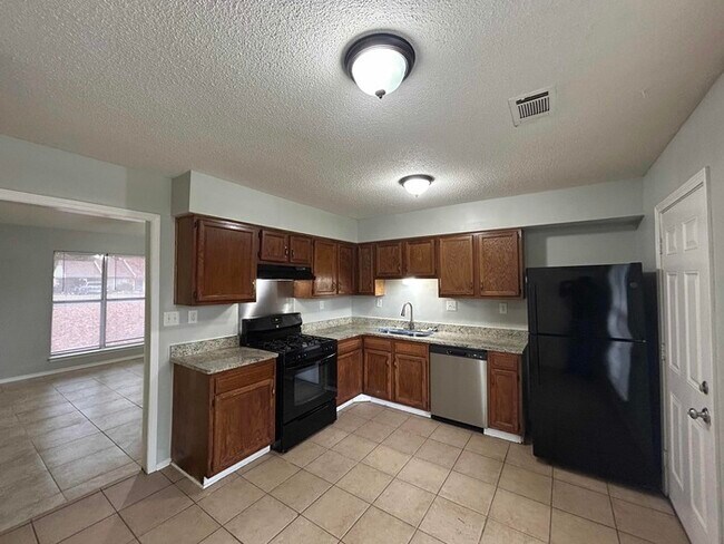 Foto del edificio - 6220 Forestgate Rd