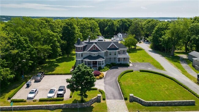 Foto del edificio - 567 Bristol Ferry Rd