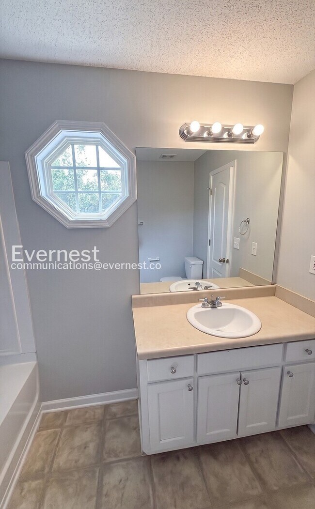 Foto del edificio - 8641 Thomas Ln